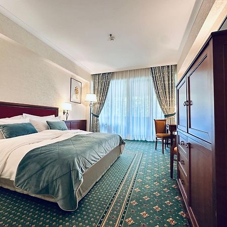 Lux Garden Hotel Azuga Exterior foto A room at the hotel