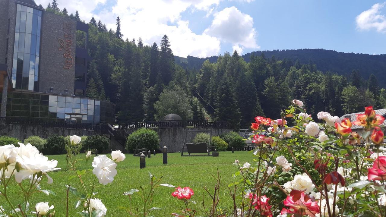 Lux Garden Hotel Azuga Exterior foto The Rose Garden