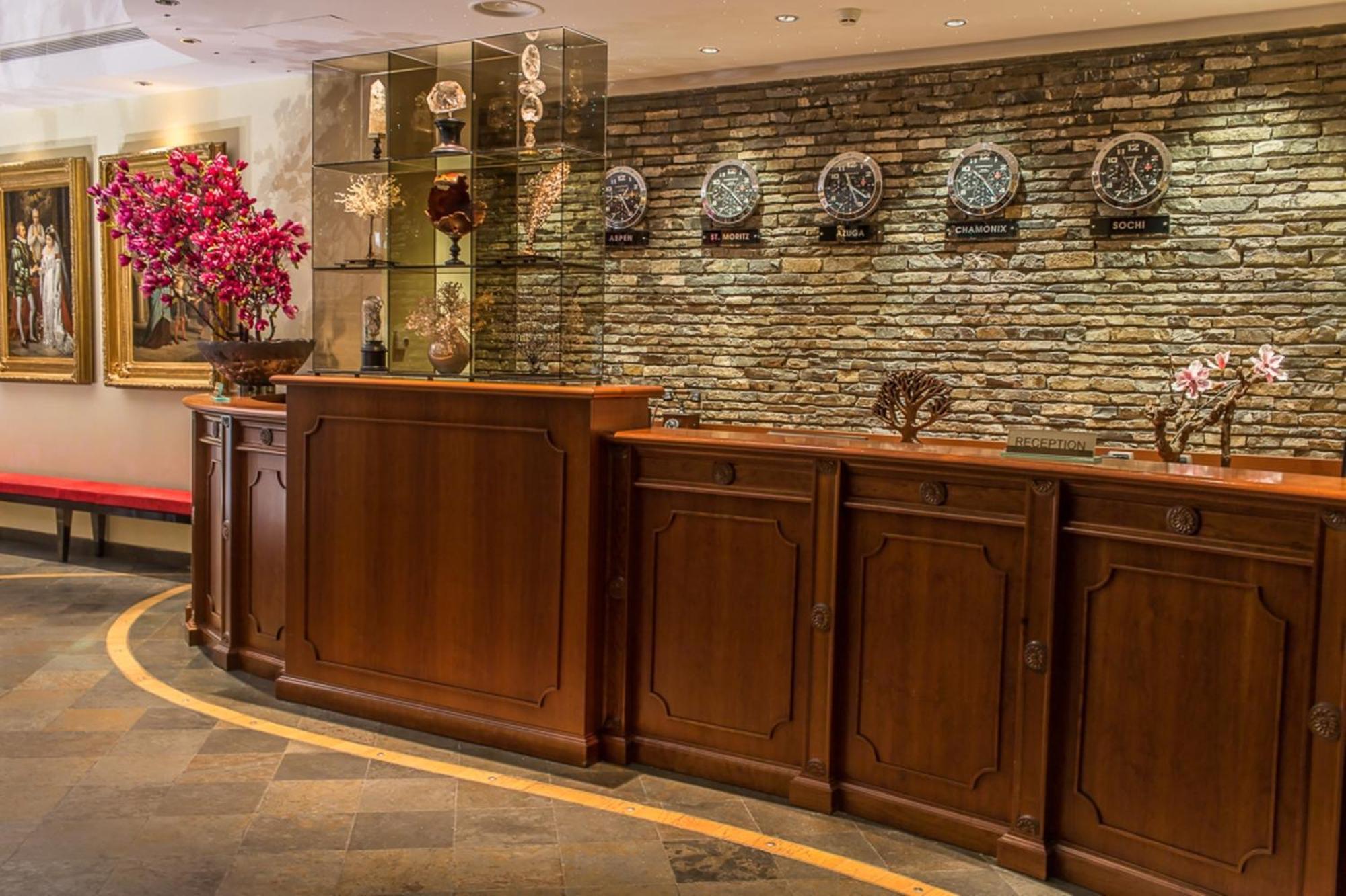 Lux Garden Hotel Azuga Exterior foto Reception desk at the hotel