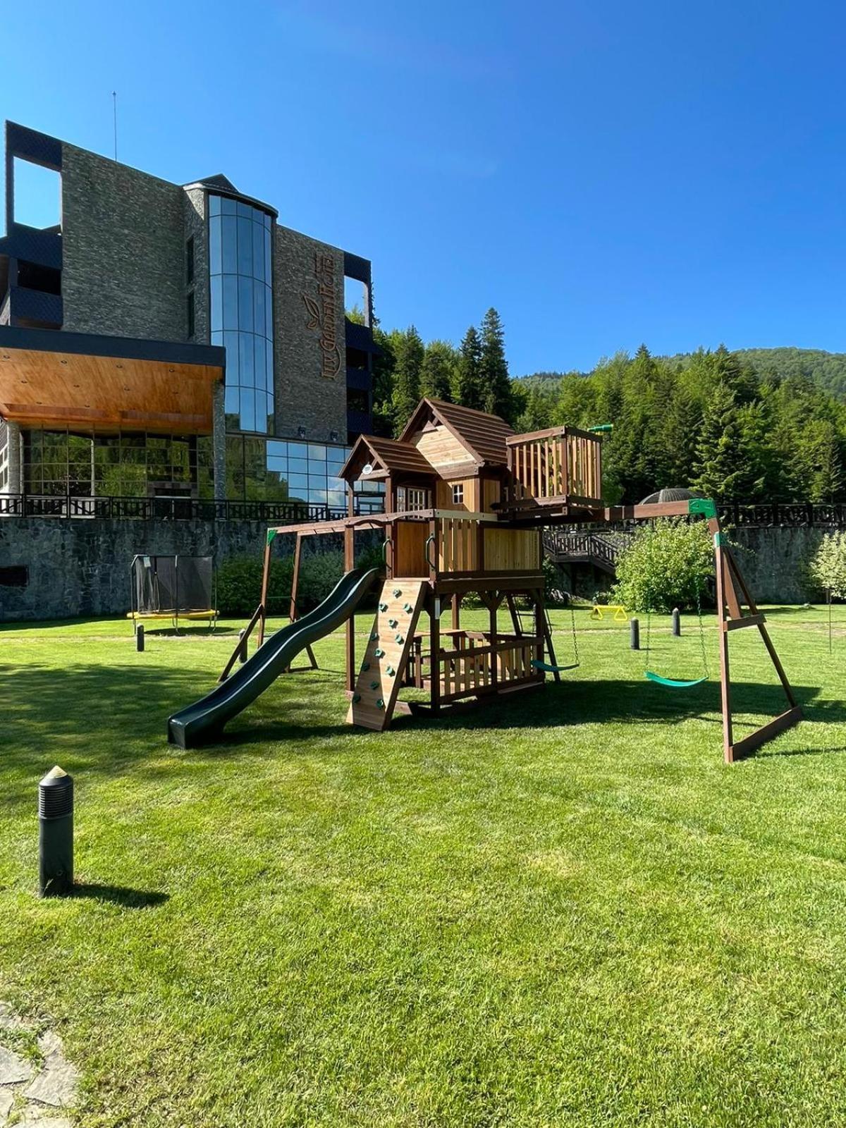 Lux Garden Hotel Azuga Exterior foto Playground in the village