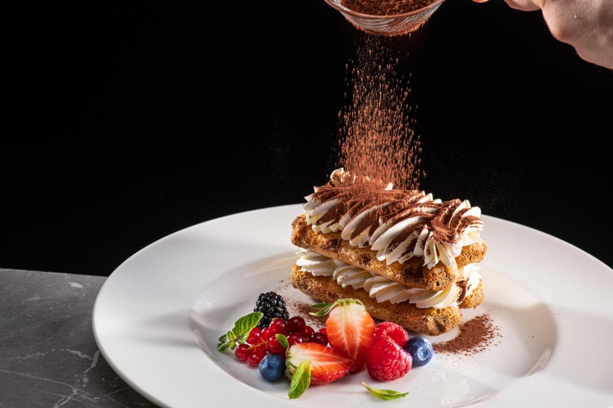 Lux Garden Hotel Azuga Exterior foto A dessert being dusted with cocoa powder