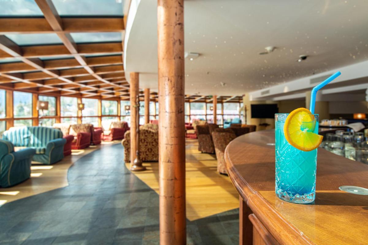 Lux Garden Hotel Azuga Exterior foto Blue Hawaii cocktail