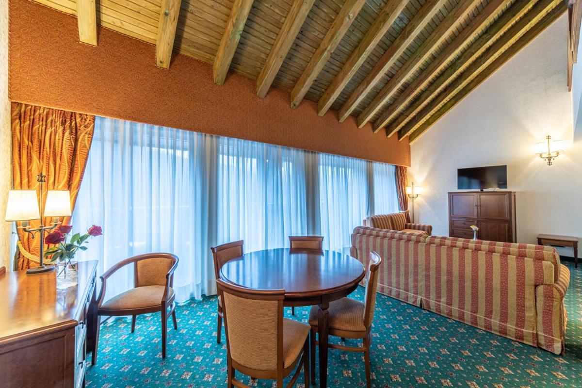 Lux Garden Hotel Azuga Exterior foto Suite
