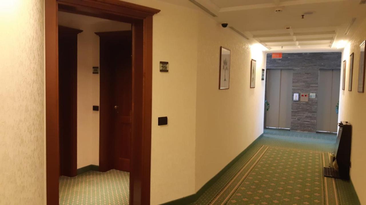 Lux Garden Hotel Azuga Exterior foto A hallway at the hotel
