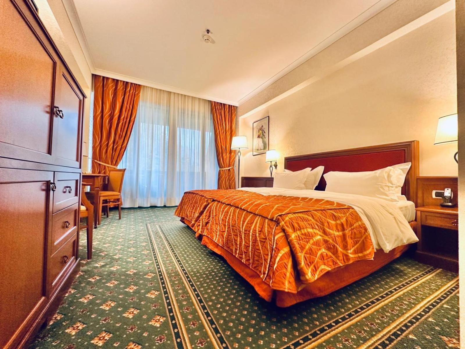 Lux Garden Hotel Azuga Exterior foto A room at the hotel