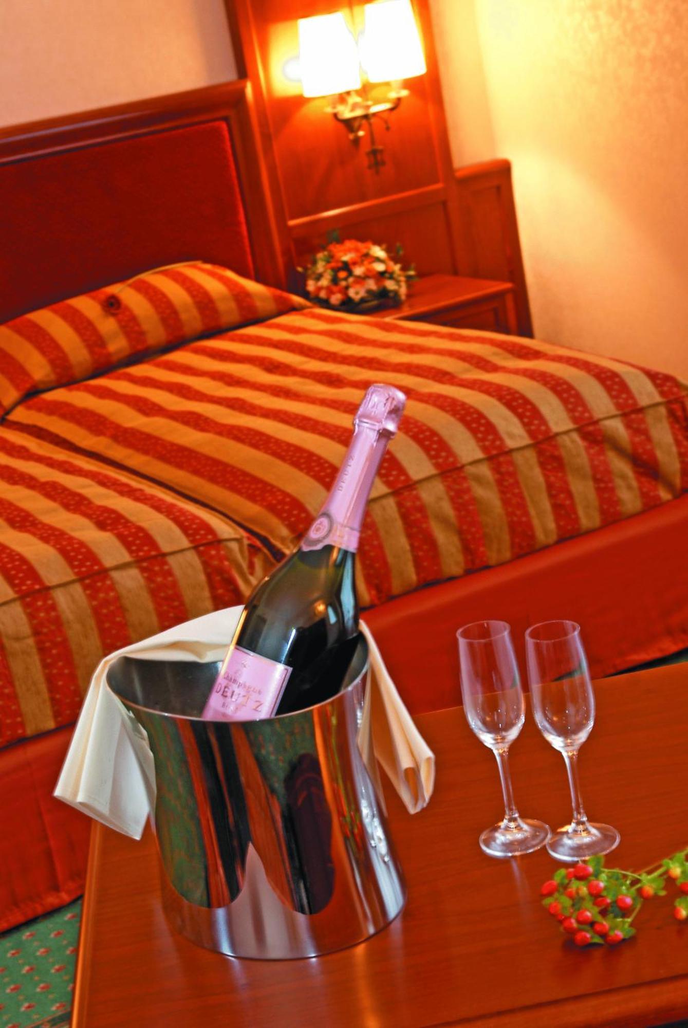 Lux Garden Hotel Azuga Exterior foto A bottle of Lamberti Prosecco