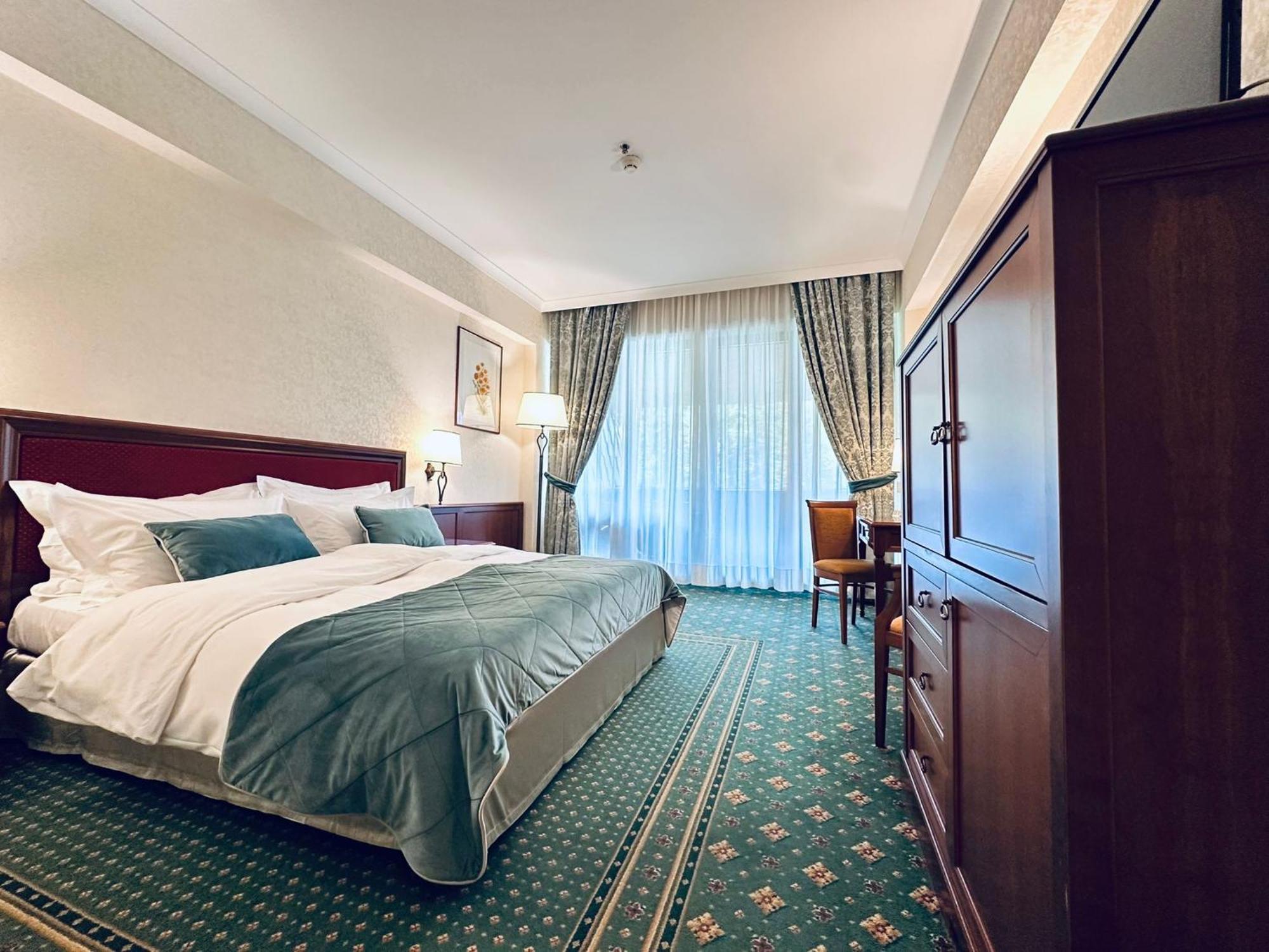 Lux Garden Hotel Azuga Exterior foto A room at the hotel