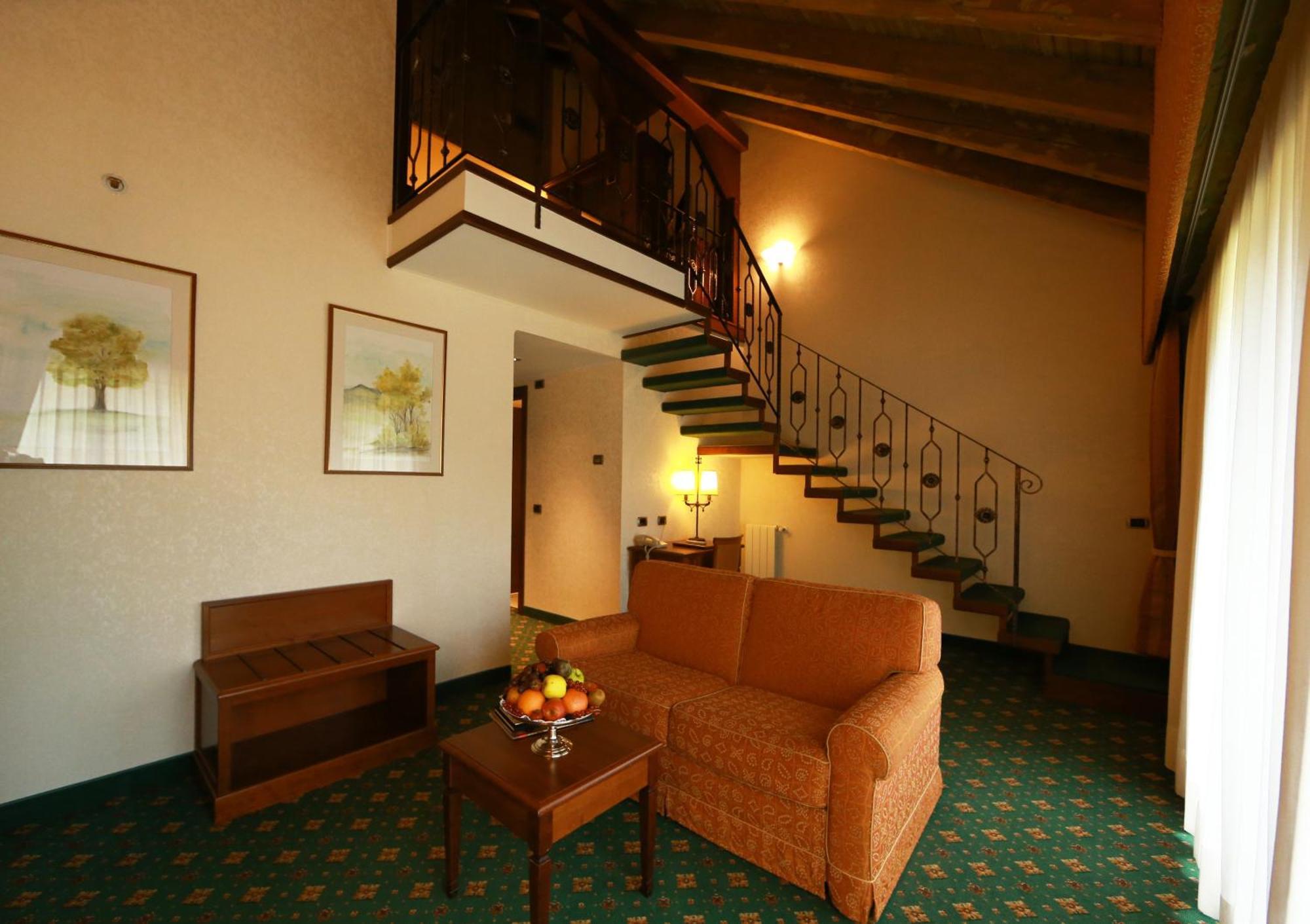 Lux Garden Hotel Azuga Exterior foto A suite