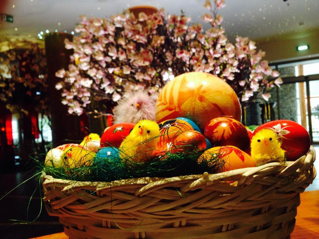 Lux Garden Hotel Azuga Exterior foto Easter eggs