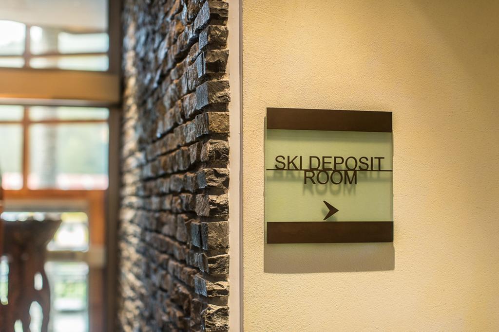 Lux Garden Hotel Azuga Exterior foto A sign for the Skideposit at the Hotel Skibook