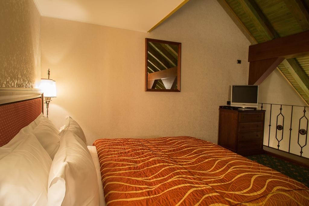Lux Garden Hotel Azuga Exterior foto A room at the hotel