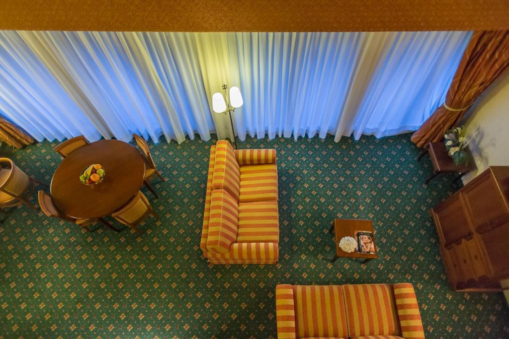 Lux Garden Hotel Azuga Exterior foto A suite at the hotel