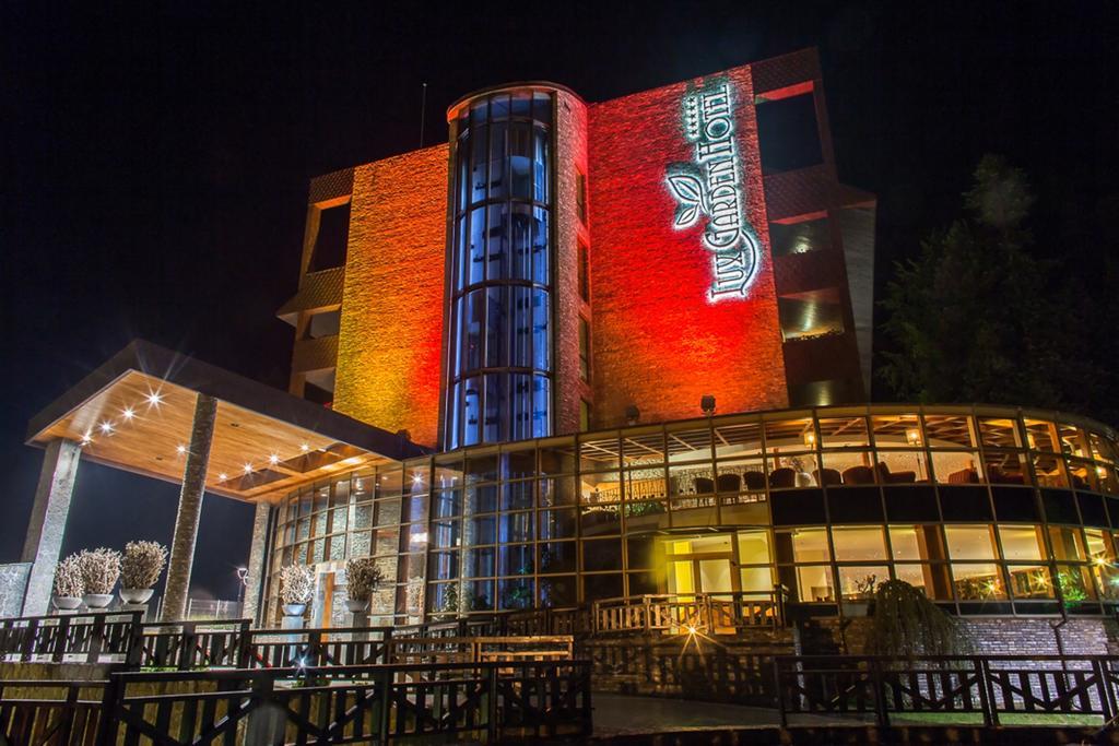 Lux Garden Hotel Azuga Exterior foto The hotel at night