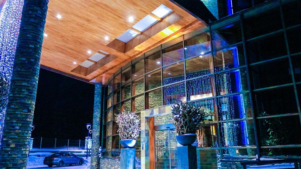 Lux Garden Hotel Azuga Exterior foto The entrance of the hotel