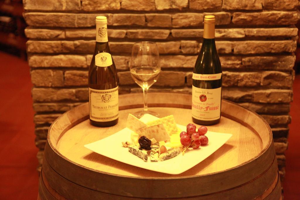Lux Garden Hotel Azuga Exterior foto A wine and cheese tasting