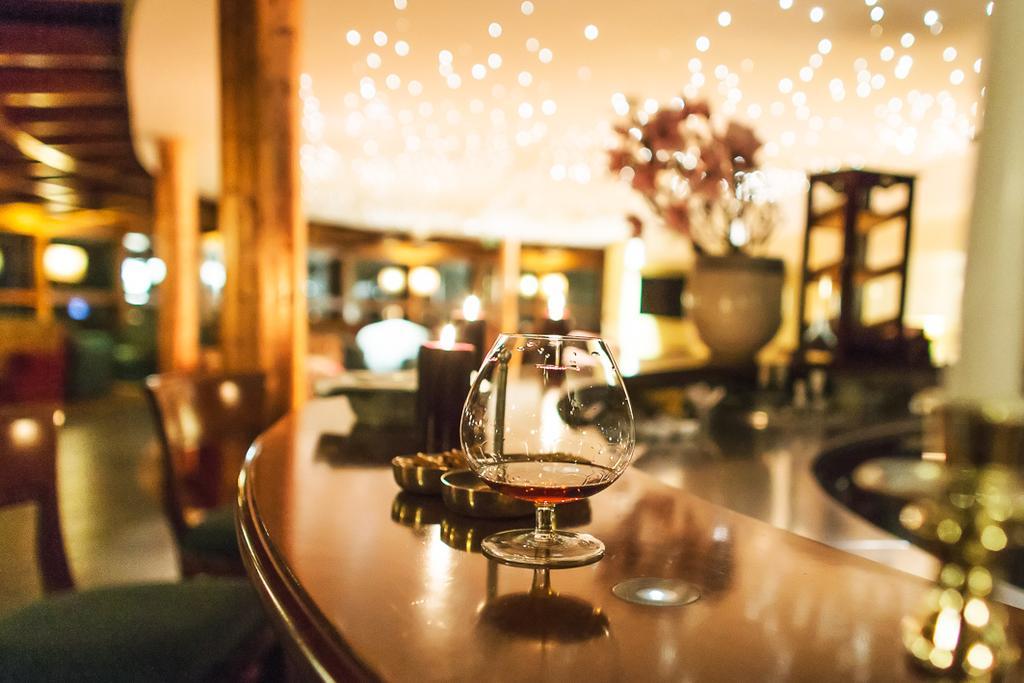 Lux Garden Hotel Azuga Exterior foto A glass of cognac
