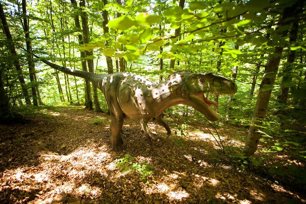 Lux Garden Hotel Azuga Exterior foto A model of a Tyrannosaurus rex