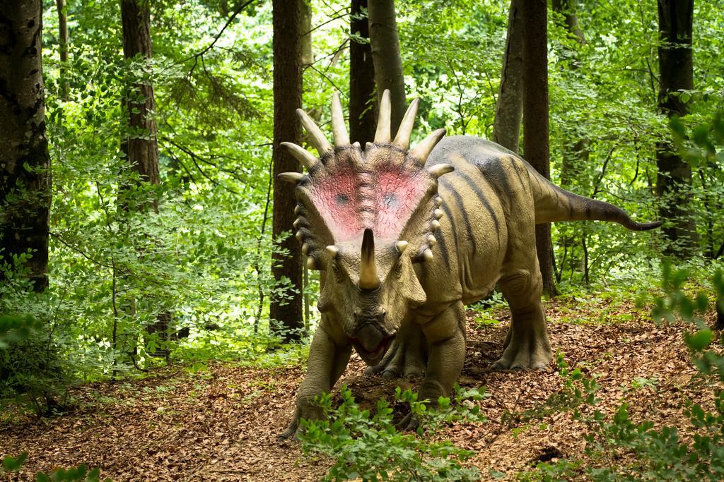 Lux Garden Hotel Azuga Exterior foto Model of the Late Cretaceous spinosaurid Rubeosaurus