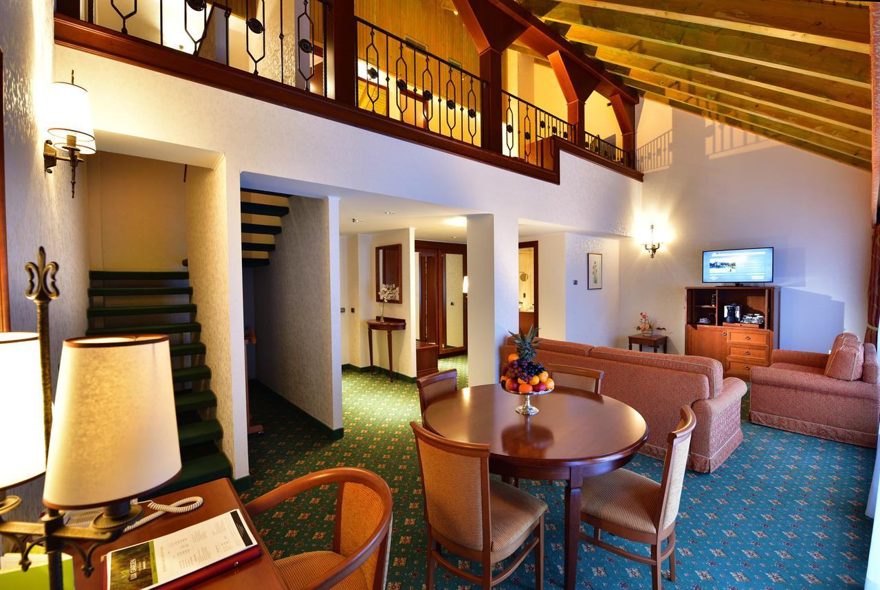 Lux Garden Hotel Azuga Exterior foto Suite