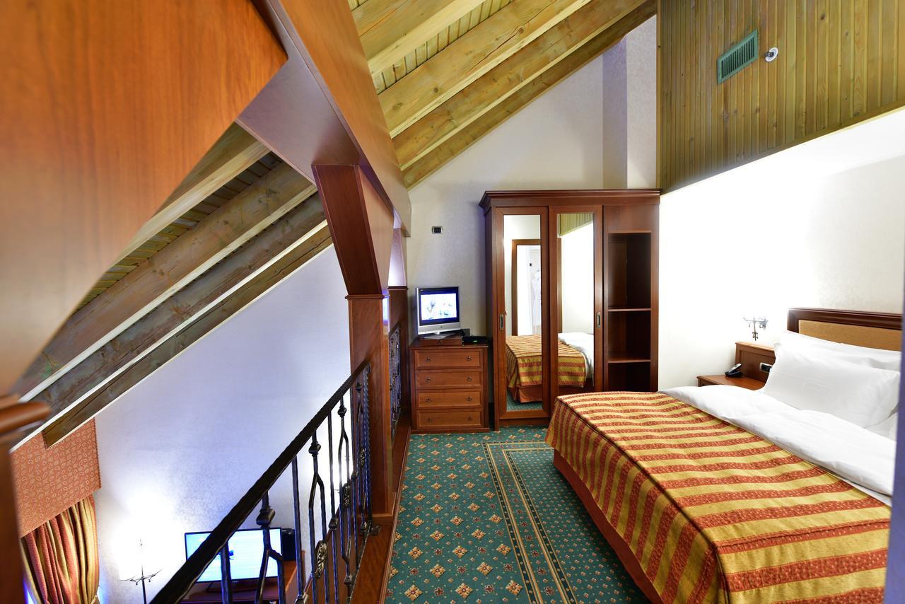 Lux Garden Hotel Azuga Exterior foto A room at the hotel