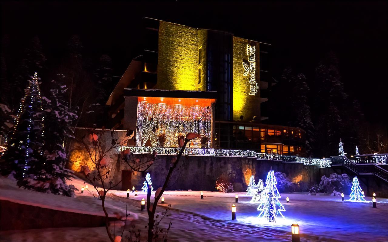 Lux Garden Hotel Azuga Exterior foto The main building of the university
