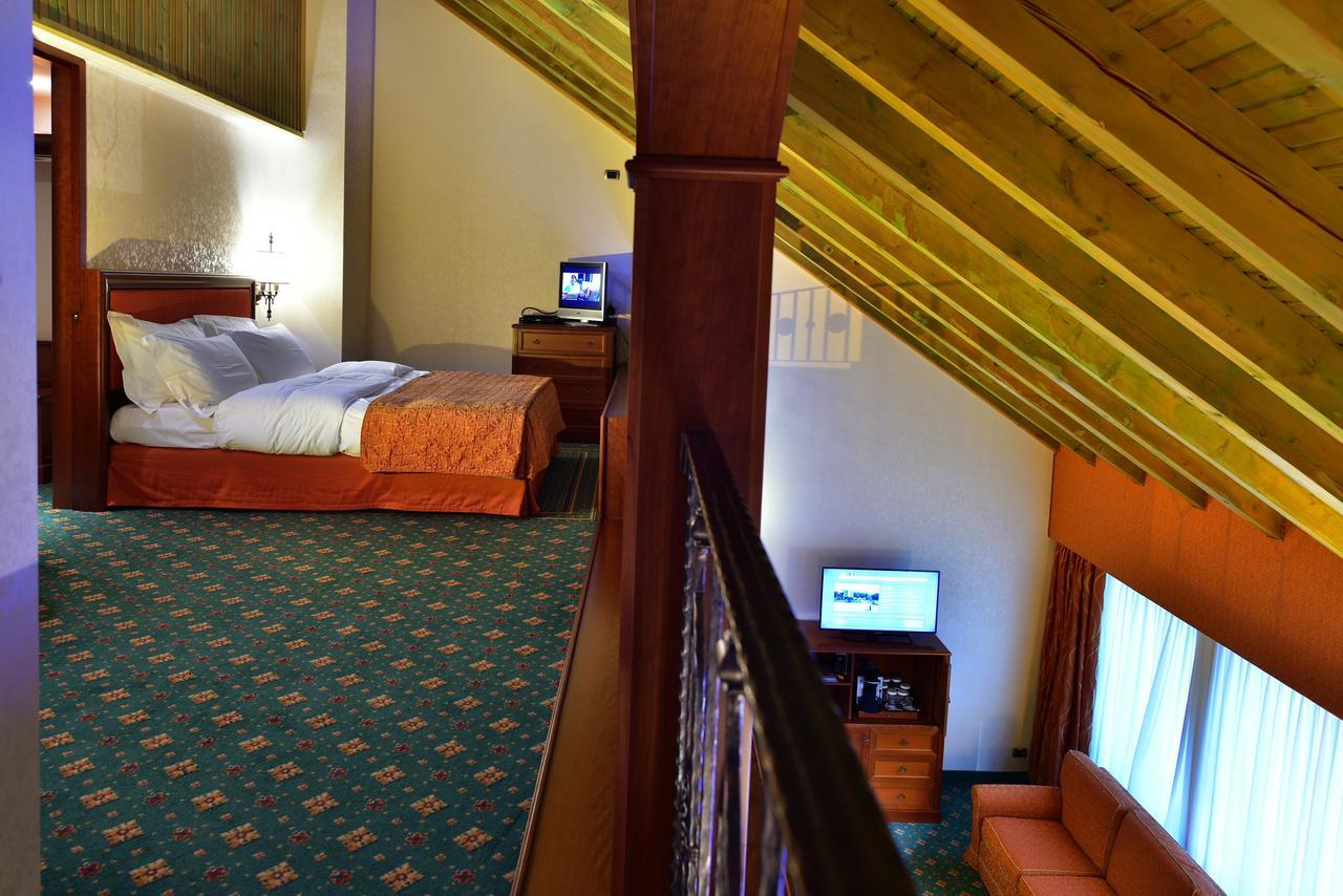 Lux Garden Hotel Azuga Exterior foto A room at the hotel