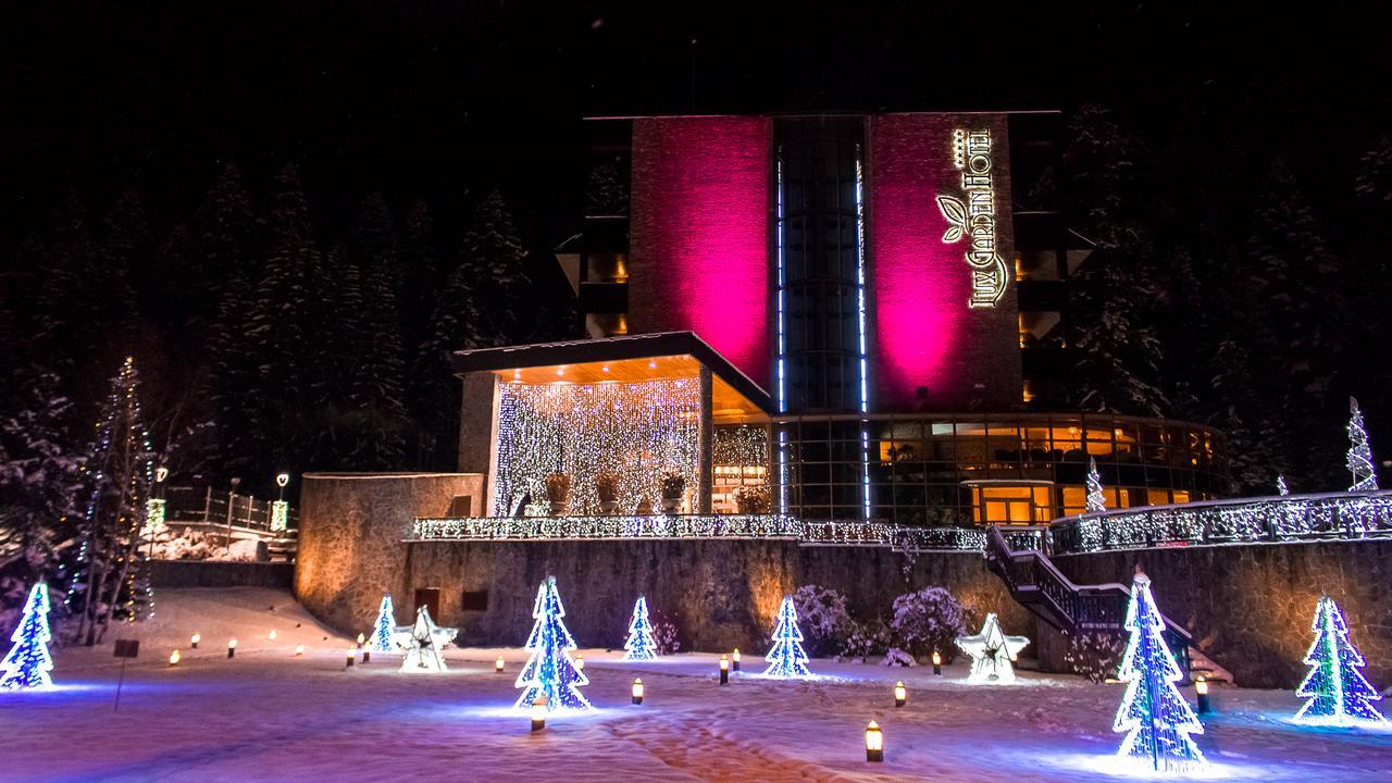 Lux Garden Hotel Azuga Exterior foto The main building of the university