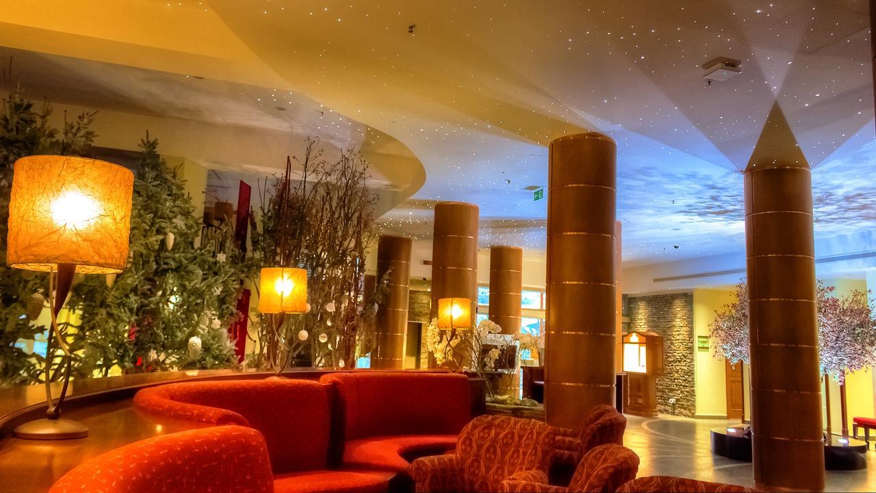 Lux Garden Hotel Azuga Exterior foto The lobby of the hotel