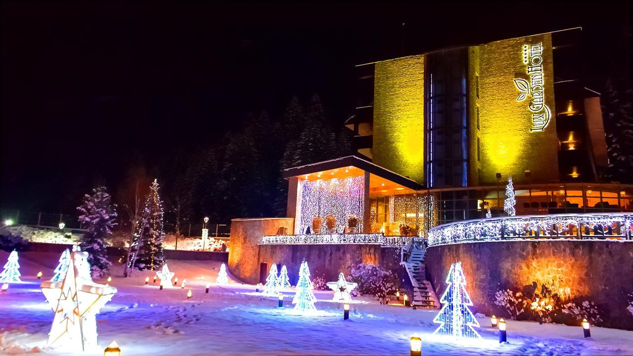 Lux Garden Hotel Azuga Exterior foto The main building of the hotel