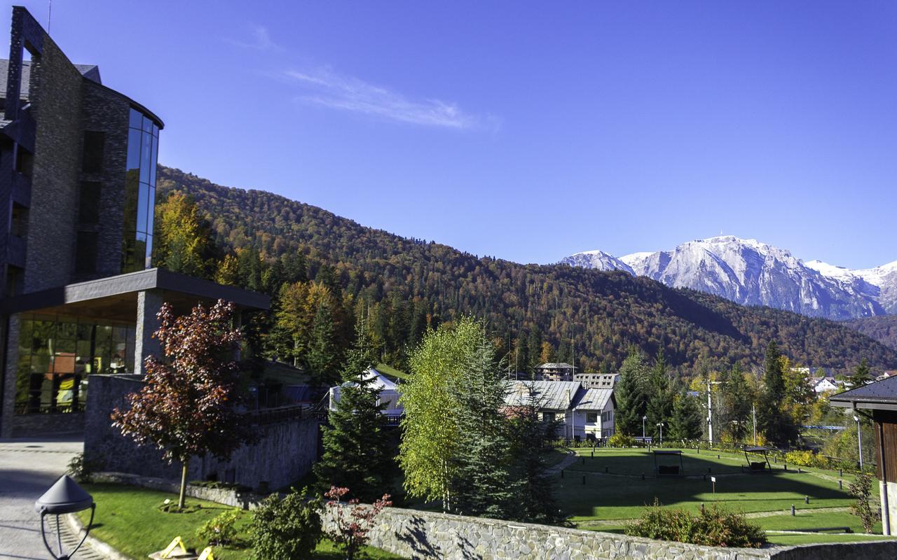 Lux Garden Hotel Azuga Exterior foto The campus of the University of Liechtenstein