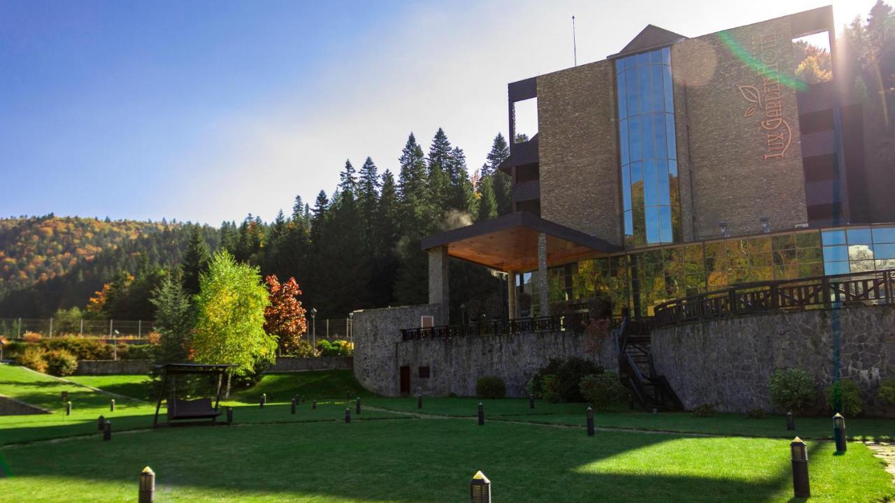 Lux Garden Hotel Azuga Exterior foto The new church of the town